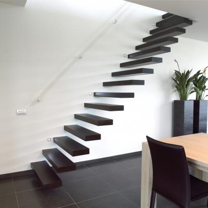 Interieur leefruimte met open trap