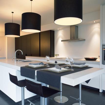 Interieur ruime koppelwoning met open leefkeuken en kookeiland