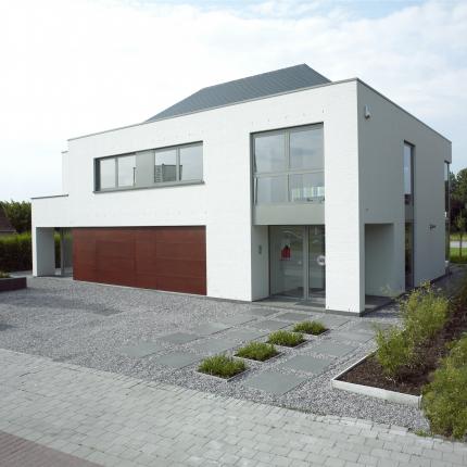 Voorgevel ruime, atypische koppelwoning