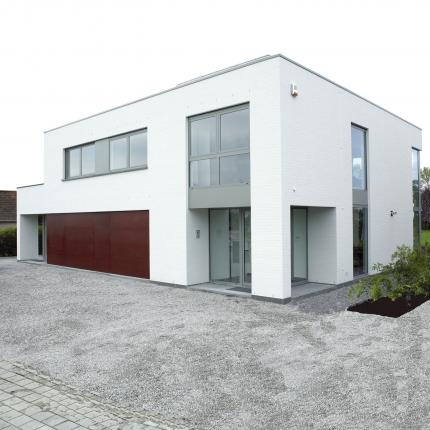 Voorgevel ruime, atypische koppelwoning