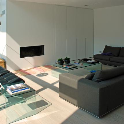 Zithoek met ingewerkte haard