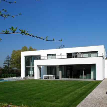 Achtergevel moderne, strakke villa in witte gevelsteen