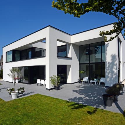 Villa met eenvoudig volumespel in witte crepi Villa met eenvoudig volumespel in witte crepi