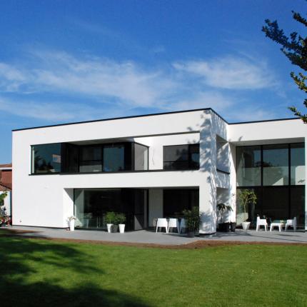 Villa met eenvoudig volumespel in witte crepi Villa met eenvoudig volumespel in witte crepi