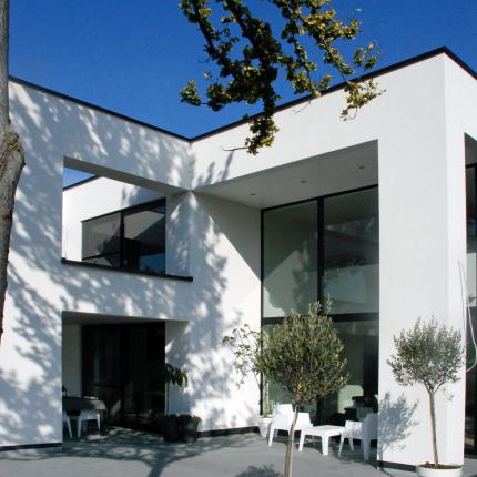 Villa met eenvoudig volumespel in witte crepi Villa met eenvoudig volumespel in witte crepi