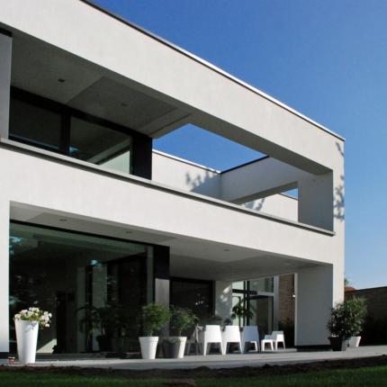 Villa met eenvoudig volumespel in witte crepi Villa met eenvoudig volumespel in witte crepi