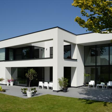 Villa met eenvoudig volumespel in witte crepi Villa met eenvoudig volumespel in witte crepi