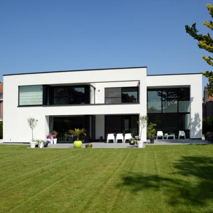 Villa met eenvoudig volumespel in witte crepi Villa met eenvoudig volumespel in witte crepi