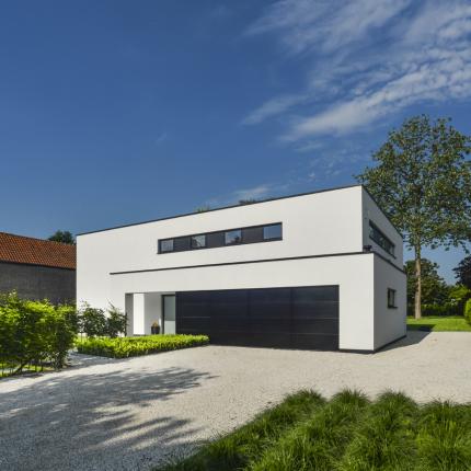 Villa met eenvoudig volumespel in witte crepi Villa met eenvoudig volumespel in witte crepi