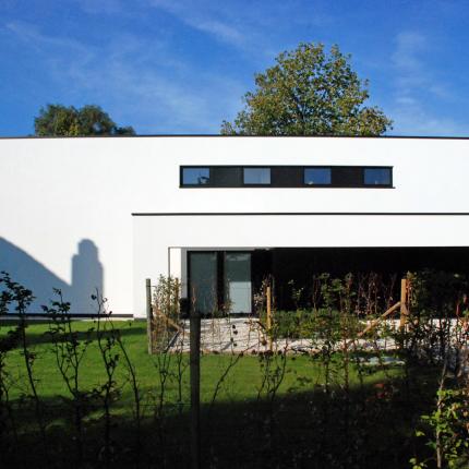 Villa met eenvoudig volumespel in witte crepi Villa met eenvoudig volumespel in witte crepi
