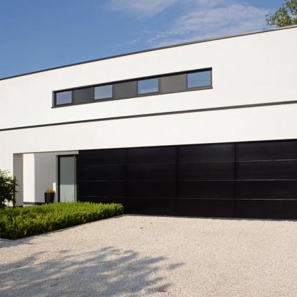 Villa met eenvoudig volumespel in witte crepi Villa met eenvoudig volumespel in witte crepi
