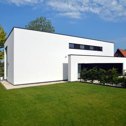 Villa met eenvoudig volumespel in witte crepi Villa met eenvoudig volumespel in witte crepi