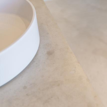 Opzetkom in porselein in combinatie met tadelakt afwerking