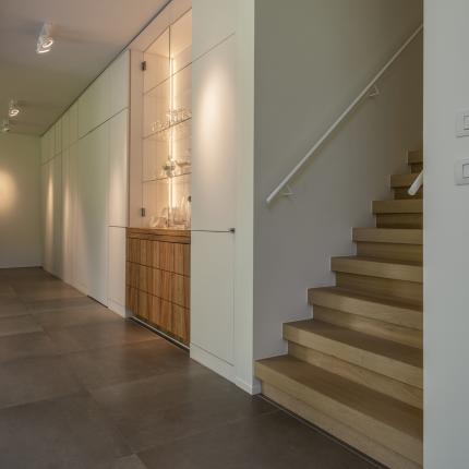 Ingewerkte vitrinekast &amp; tussenliggende trap