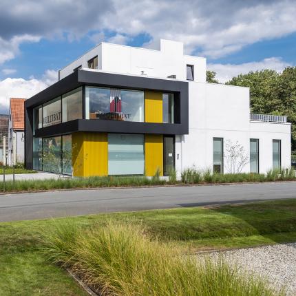 Voorgevel kantoorgebouw Multibat Sint-Martens-Latem