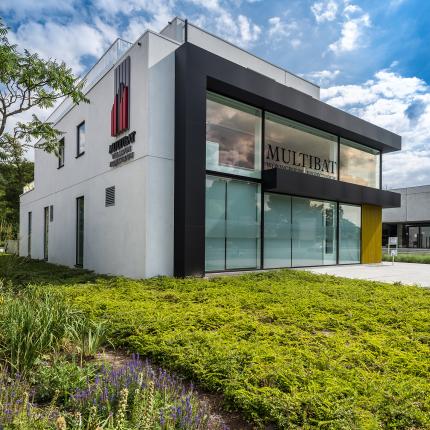 Voorgevel kantoorgebouw Multibat Sint-Martens-Latem