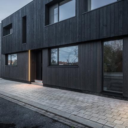 Shou Sugi Ban of Yakisugi past binnen de Japanse levensfilosofie van Wabi Sabi, en de pure visie op schoonheid.