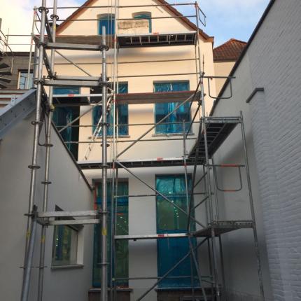 Herstellen van de achtergevel