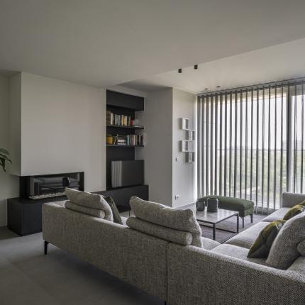 Interieur nieuwbouwappartement zithoek met ingebouwde haard