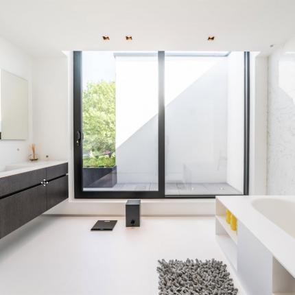 Badkamer met schuifraam als toegang tot de patio Badkamer met schuifraam als toegang tot de patio