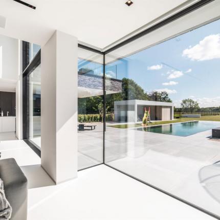 Leefruimte met grote glaspartijen Leefruimte met grote glaspartijen