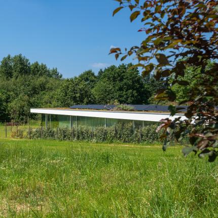 Villa die opgaat in zijn omgeving