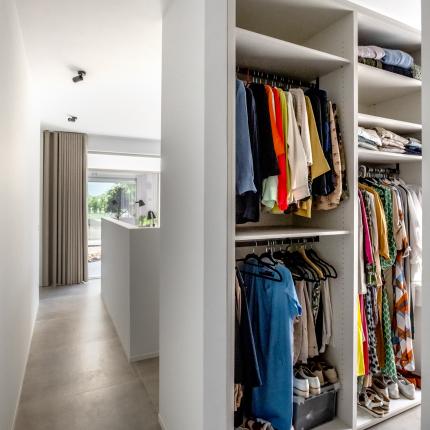 Interieur waar het licht volop binnenstroomt