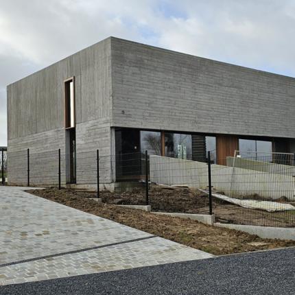 Multibat - modernistische villa met plankjesbekist beton