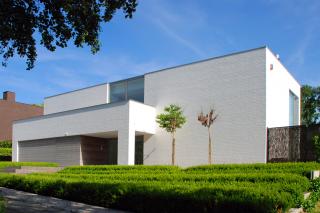Strakke moderne villa in witte gevelsteen en zwembad Strakke moderne villa in witte gevelsteen