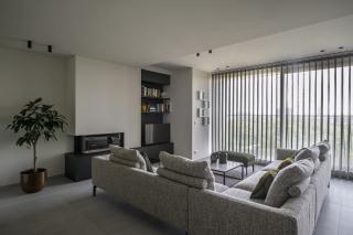 Interieur nieuwbouwappartement zithoek met ingebouwde haard Interieur nieuwbouwappartement zithoek met ingebouwde haard