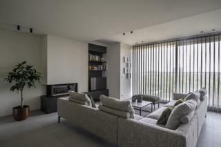 Interieur nieuwbouwappartement zithoek met ingebouwde haard