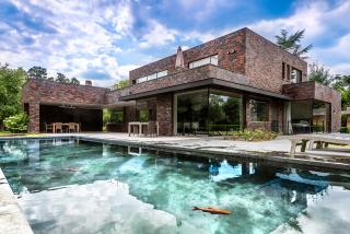 Multibat, moderne strakke villa met doorgedreven volumespel Multibat, moderne strakke villa met doorgedreven volumespel