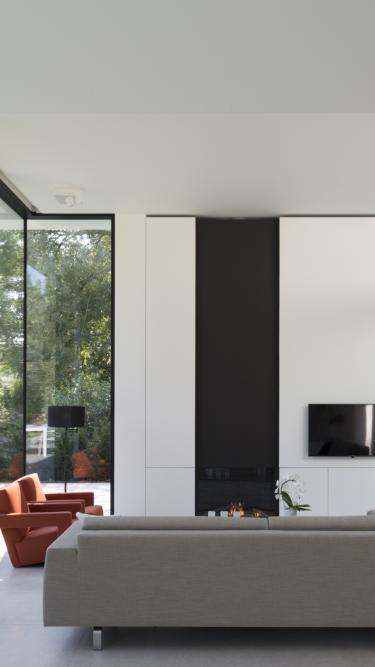 Interieur tijdloze villa met verhoogd plafond