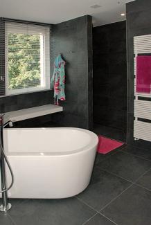 Vrijstaande bad in praktisch, hedendaagse badkamer