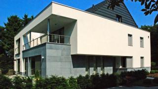 Zijgeven in crepi in combinatie met blauwe hardsteen