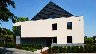 Zijgeven in crepi in combinatie met blauwe hardsteen