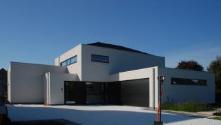 Moderne villa gesloten aan de voorzijde