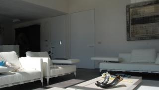 Interieur moderne villa met verhoogd plafond in de leefruimte