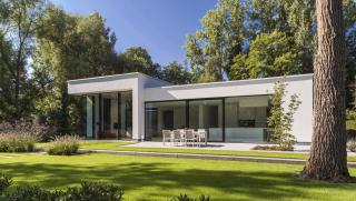 Eigentijdse, architecturale gelijkvloerse villa -achtergevel