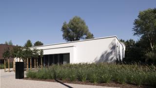 Eigentijdse, architecturale gelijkvloerse villa -voorgevel