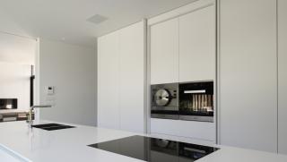 Eigentijdse, architecturale gelijkvloerse villa -keuken