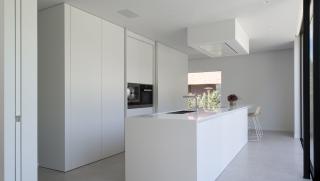 Eigentijdse, architecturale gelijkvloerse villa -keuken