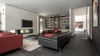 Multibat, moderne strakke villa met doorgedreven volumespel Multibat, moderne strakke villa met doorgedreven volumespel
