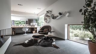 Multibat, moderne strakke villa met doorgedreven volumespel Multibat, moderne strakke villa met doorgedreven volumespel