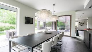 Multibat, moderne strakke villa met doorgedreven volumespel Multibat, moderne strakke villa met doorgedreven volumespel