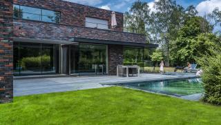 Multibat, moderne strakke villa met doorgedreven volumespel Multibat, moderne strakke villa met doorgedreven volumespel