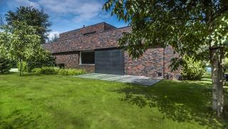 Multibat, moderne strakke villa met doorgedreven volumespel Multibat, moderne strakke villa met doorgedreven volumespel