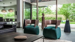 Multibat, moderne strakke villa met doorgedreven volumespel Multibat, moderne strakke villa met doorgedreven volumespel