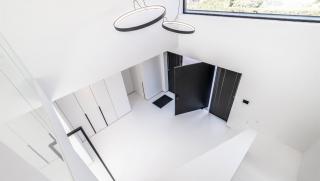 MULTIBAT - Strak interieur met witte gietvloer