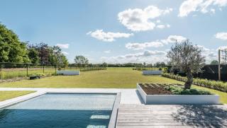 MULTIBAT - Strak interieur met witte gietvloer